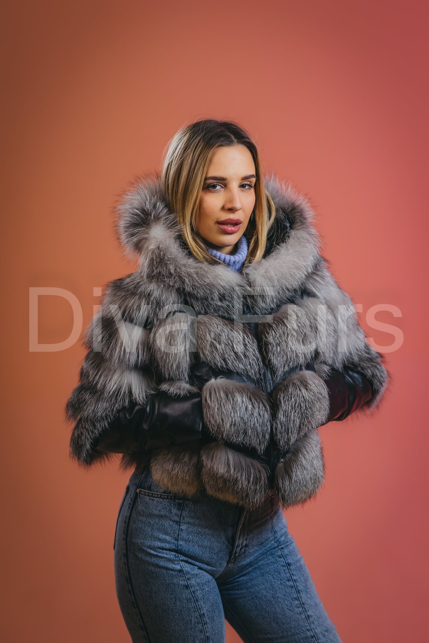 Siva bunda sa kapuljačom i crnim kožnim rukavima