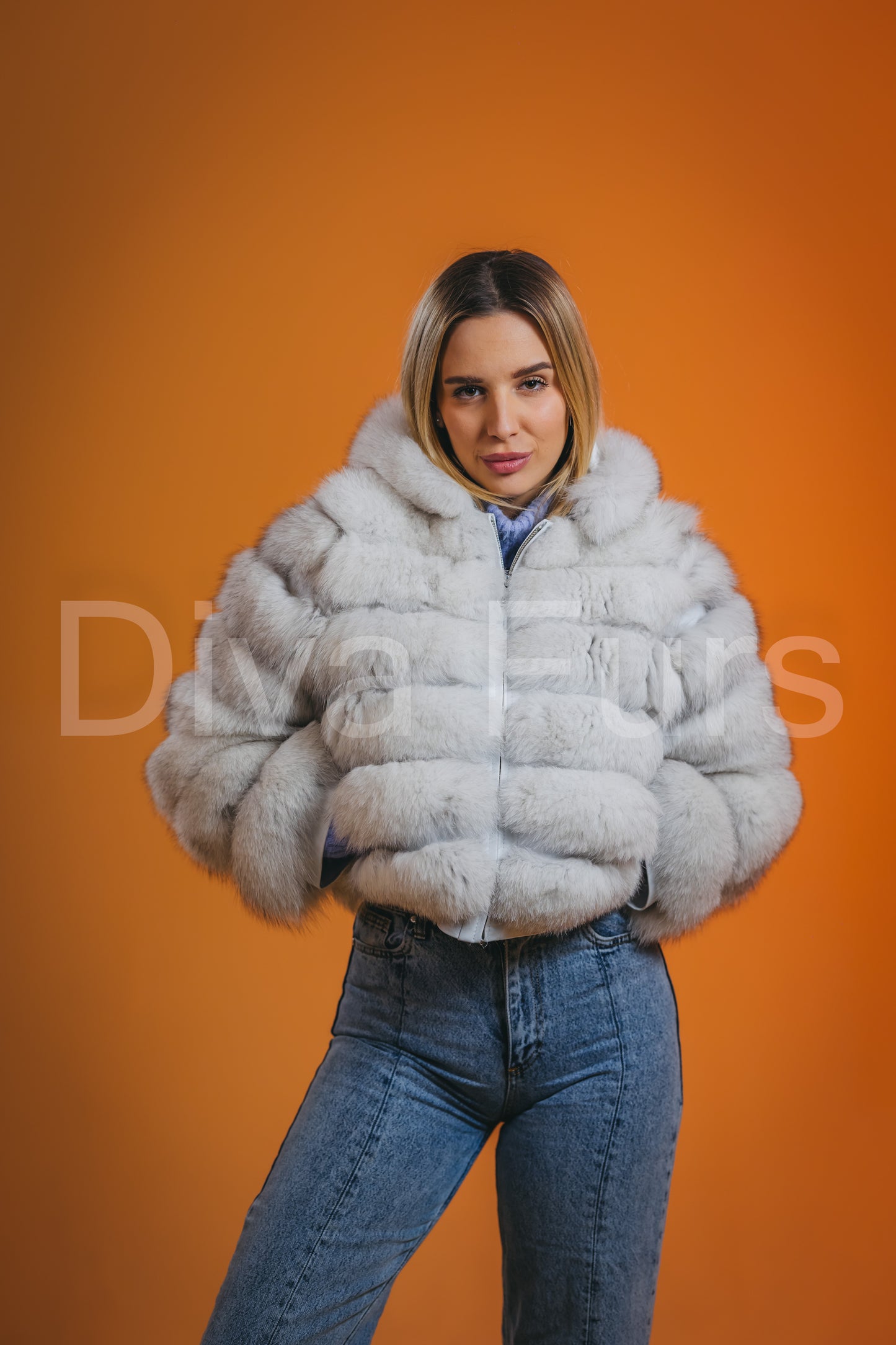 Kratka bela bunda sa kapuljačom