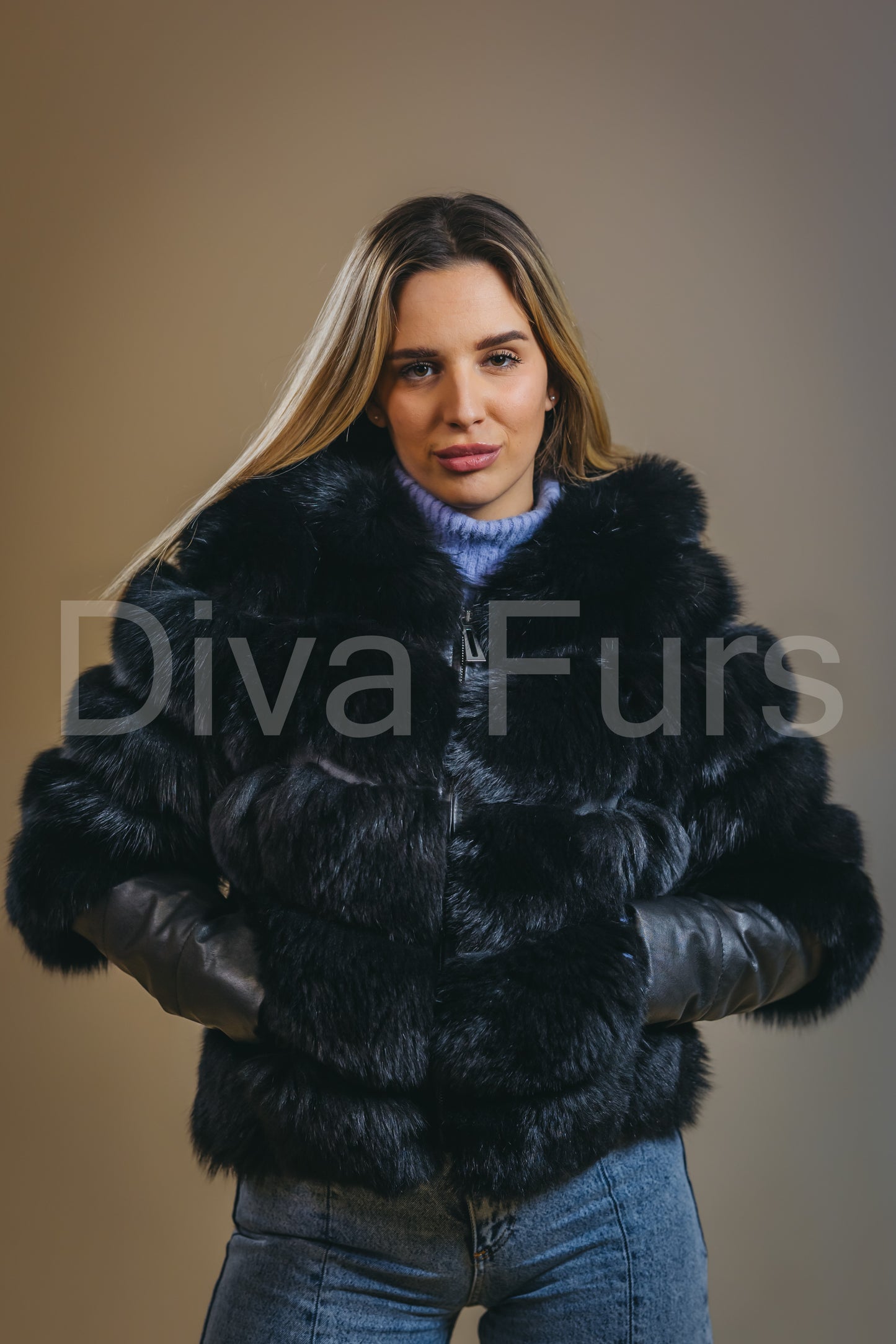 Crna kratka bunda sa kapuljačom