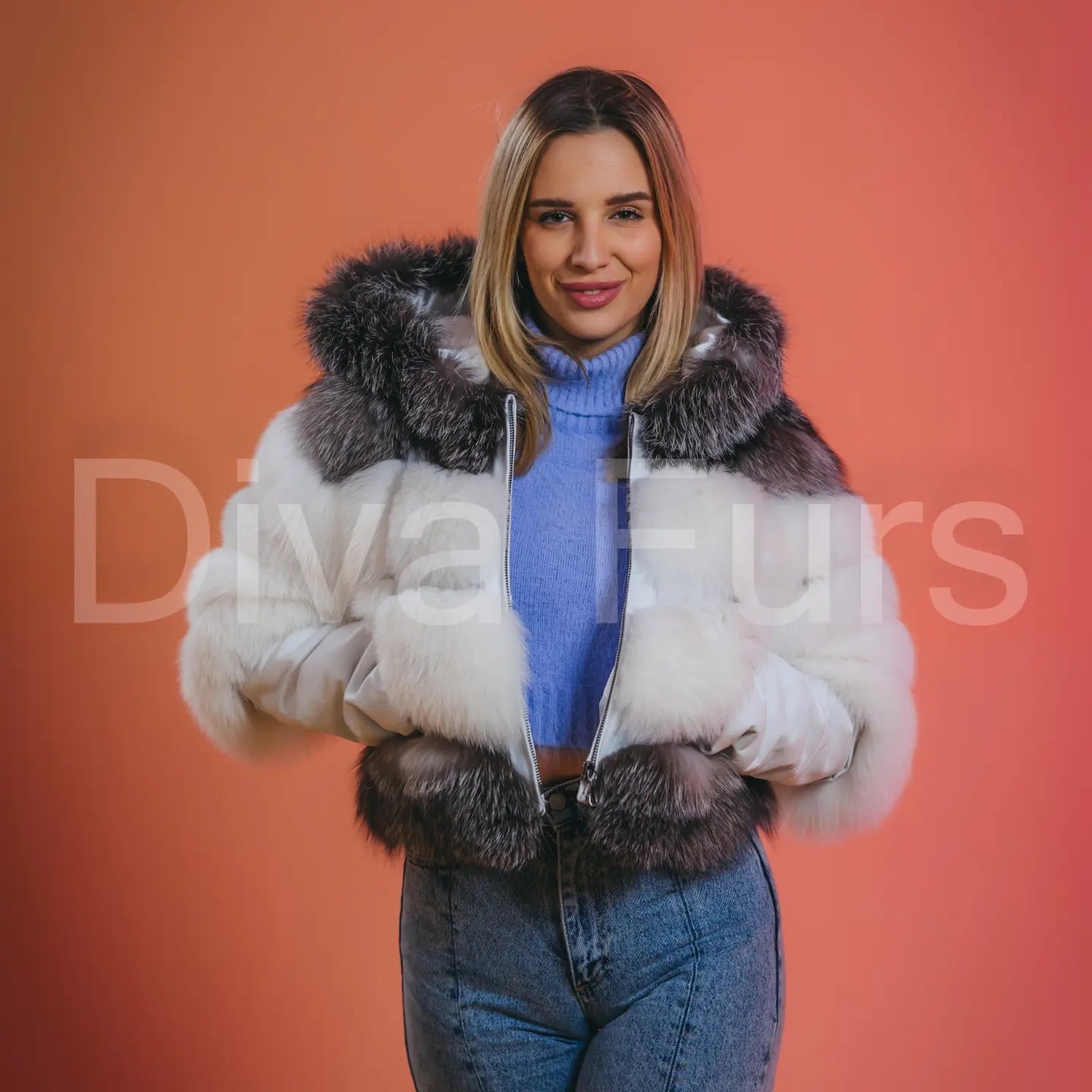 Belo-siva bunda sa kapuljačom
