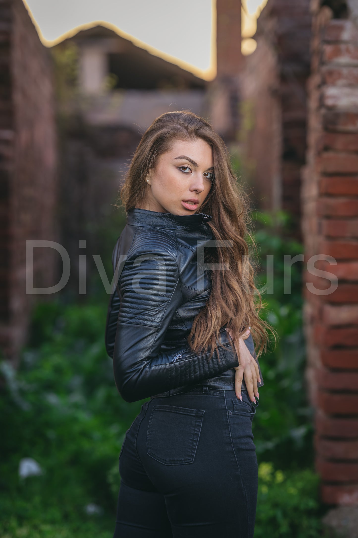 Ženska crna kožna jakna