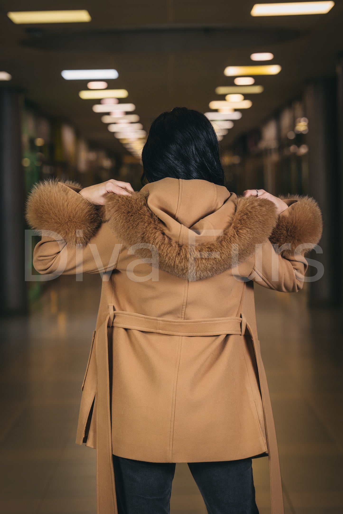 Kraci kaput sa prirodnim krznom-krem