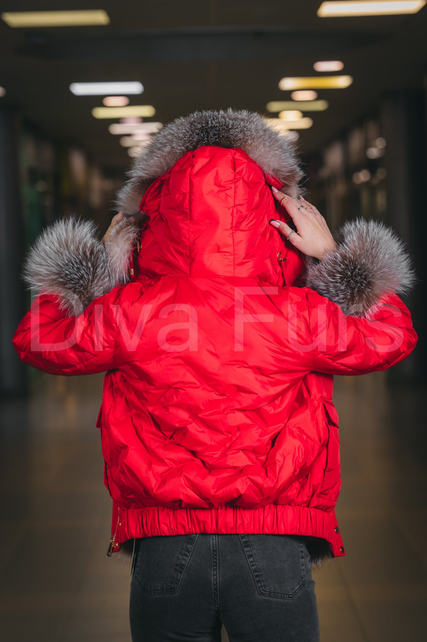 Kraća crvena perjana jakna sa krznom