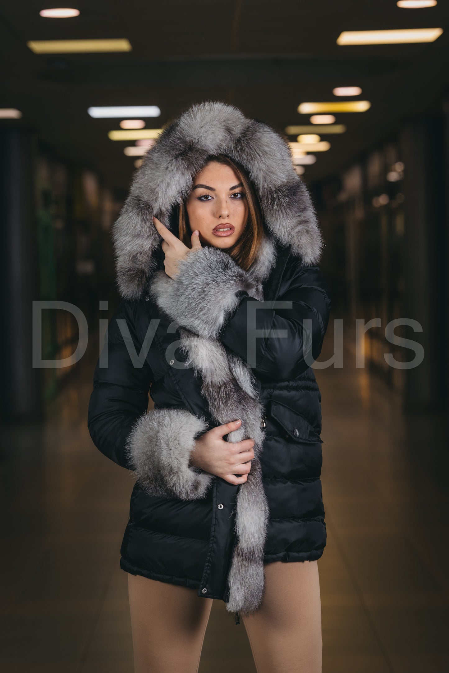 Teget jakna sa bogatim prirodnim krznom