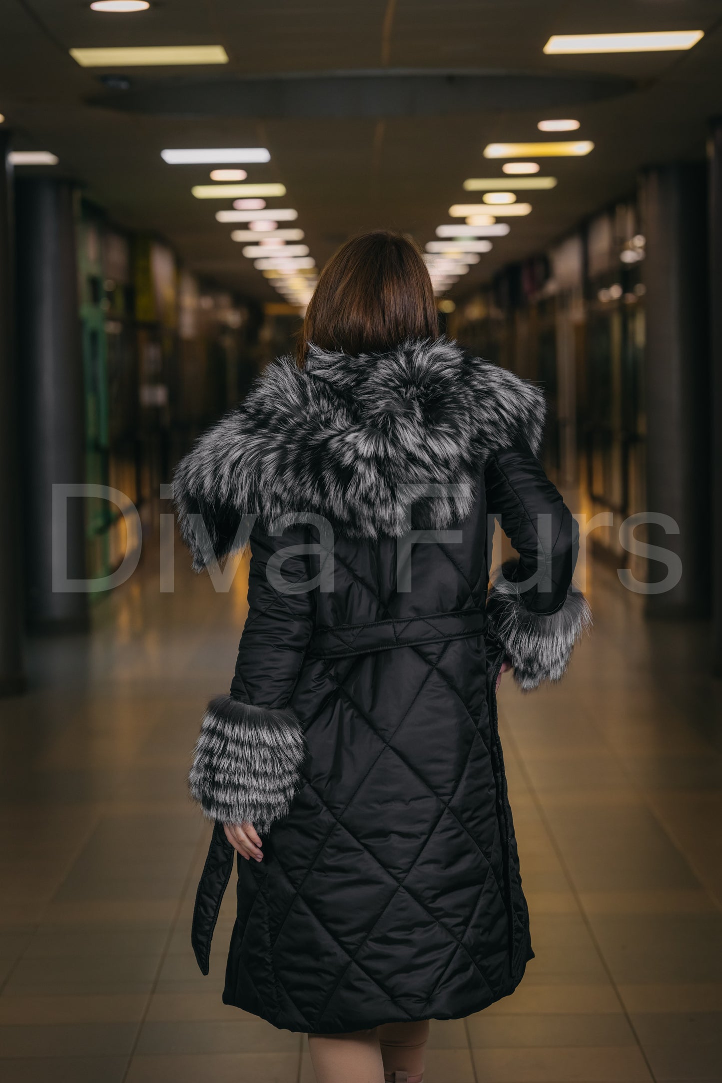 Crna jakna sa prirodnim krznom