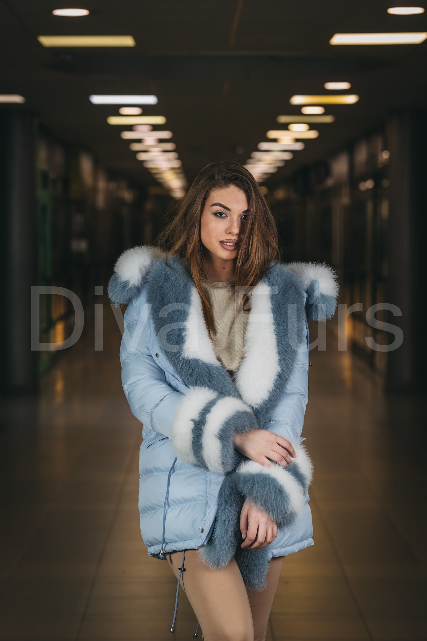 Svetlo plava jakna sa bogatim prirodnim krznom